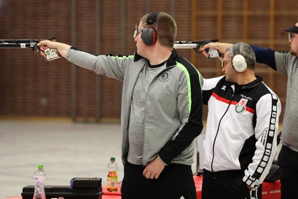  Foto: Hessischer Schützenbund / Christian Reitz (SV Kriftel) und Oleg Omlechuk (Braunschweiger SG) im Spitzenduell um den „kleinen“ Meistertitel. 