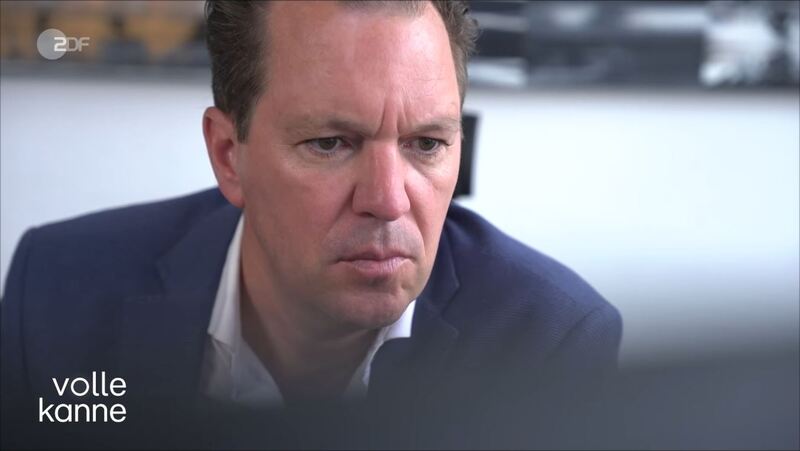 Michael Terhaag an seinem Computer für das ZDF und das BFSG