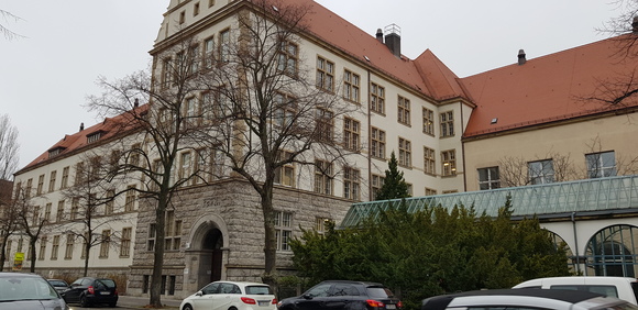 Foto: Das Friedrich-Engels-Gymnasium in der Emmentaler Straße. Über 1.000 Schülerinnen und Schüler müssten in ein Ausweichquartier. Dazu fehlen bisher jegliche Konzepte.