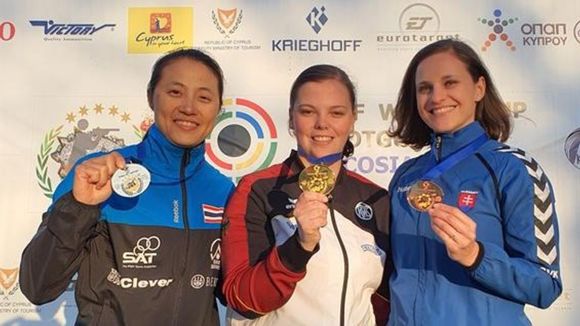 Foto: ISSF / Gold für Nadine Messerschmidt, Silber für die Thailänderin Sutiya Jiewchal Oemmit, Bronze für die Slowakin Danka Bartekova. 