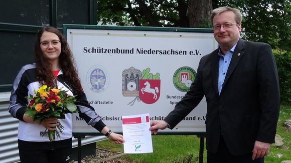  Foto: NSSV / Vanessa Seeger wurde von NSSV-Geschäftsführer Ulrich Nordmann die Urkunde überreicht. 