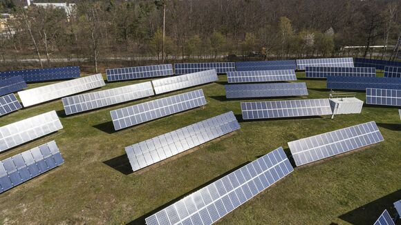 Forschende des KIT untersuchten im Projekt „Entwicklung von Planungshilfen für Klimaschutz und Klimaanpassung in der räumlichen Gesamtplanung mittels Fernerkundung“ unter anderem Potenziale für Freiland-Photovoltaik. (Copyright: KIT)
