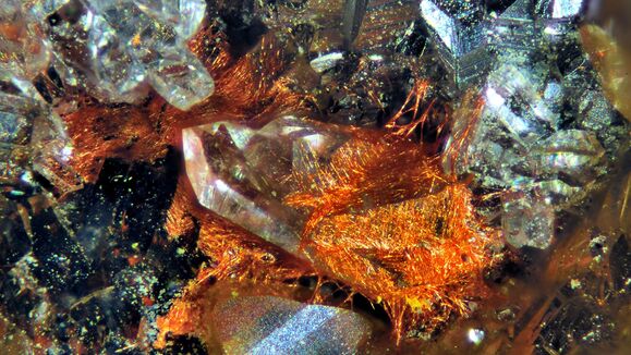 Am Lichttechnischen Institut des KIT arbeiten Forschende an der Weiterentwicklung der Perowskit-Technologie