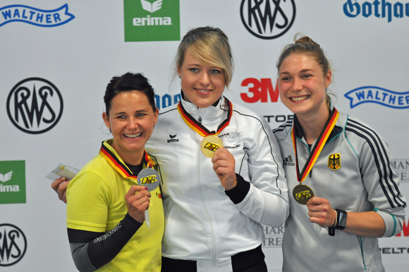  Foto: Harald Strier / Monika Karsch, Josefin Eder und Carina Wimmer auf Medaillenkurs. 