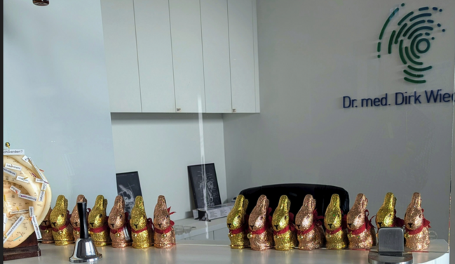 Die Osterhasen sitzen aufgereiht an der Anmeldung und warten auf die Mitarbeiten