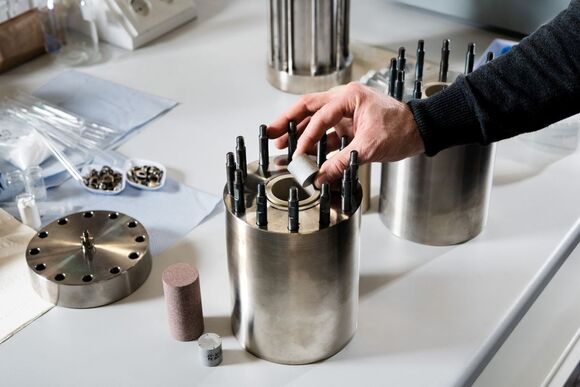 Arbeit an neuartiger Photovoltaik in einem Labor am Lichttechnischen Institut des KIT. (Foto: Sebastian Schulz, KIT)