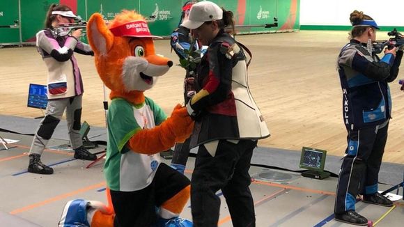  Foto: DSB / Maskottchen Lesik versucht die enttäuschte Jolyn Beer zu trösten. 