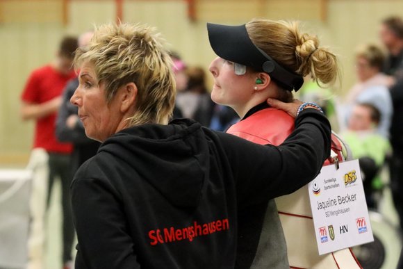  Foto: Hessischer Schützenverband / Stunde der Wahrheit im Abstiegskampf für Trainerin Sabine Kames und Schützin Jaqueline Becker von der SG Mengshausen. 