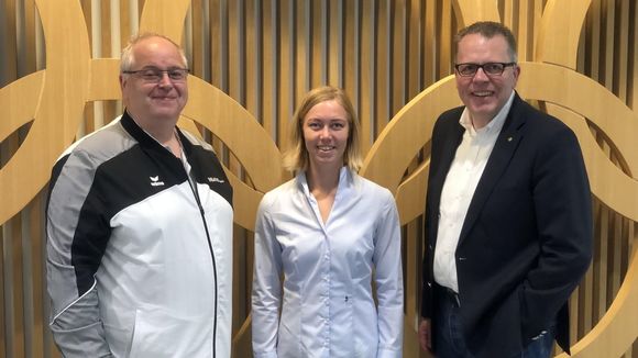  Foto: DSB / Stefan Rinke, DSB-Vizepräsident Jugend, und Jörg Brokam, DSB-Bundesgeschäftsführer, nehmen Alena Abbott in die Mitte. 