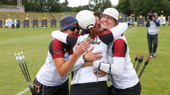  Foto: Gabor Krieg / Elena Richter (links) und Lisa Unruh (rechts) - im Jubel-Knäuel mit Michelle Kroppen und Trainerin Natalia Butuzova - wollen ihre zweite Weltcup-Goldmedaille mit dem Team gewinnen. 