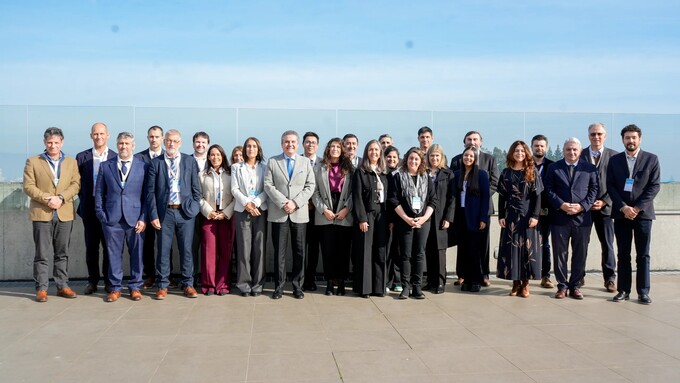 Gruppe von Teilnehmenden der VII. SIPLA-Konferenz steht in einer Reihe vor einer hellen Wand im Freien