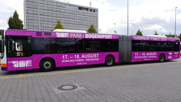  Foto: DSB / Ein großer Gelenkbus macht Werbung für das Para-Event. 