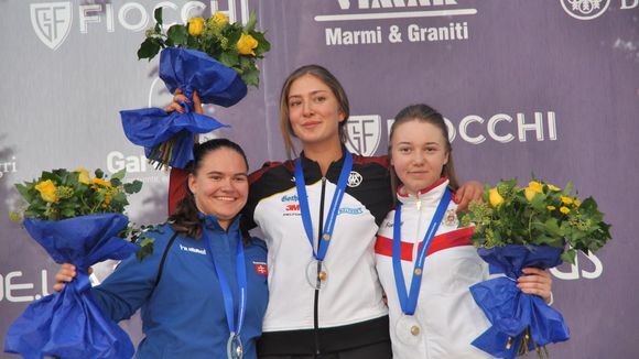  Foto: Harald Strier / Die neue Europameisterin Eva-Tamara Reichert mit der zweitplatzierten Slowakin Vanesa Hockova (links) und der Russin Elena Bukhonova. 