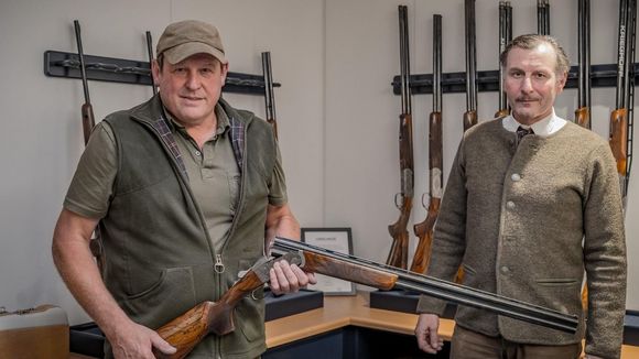  Foto: Krieghoff / Der glückliche Gewinner Dr. Volker Ochs (rechts) und Max Huber. 