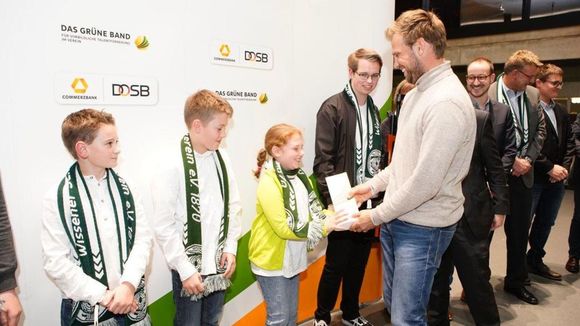  Foto: DOSB / Hockey-Olympiasieger Moritz Fürste gratulierte den jungen Wissener Sportschützen. 