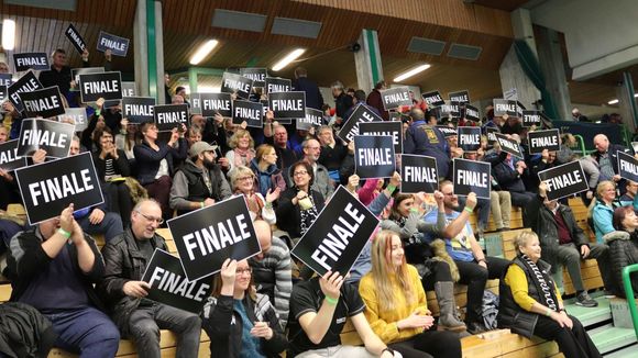  Foto: Elena Kugelmann / Die Fans des SV Waldkirch zeigen es: Ihr Klub hat vorzeitig das Finale erreicht. Das Gleiche gilt für Braunschweig und Kriftel. 