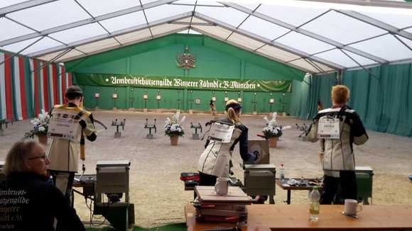  Foto: Markus Peschel / Volle Konzentration zeigten die Armbrustschützen bei der Deutschen Meisterschaft mitten auf dem Oktoberfest. 