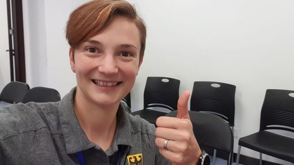  Foto: DSB / Daumen hoch und Gold für Sandra Reitz bei den Military World Games in Wuhan. 