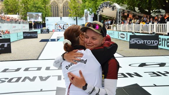  Foto: Eckhard Frerichs / Natalia Butuzova gratuliert Michelle Kroppen zu einem überragenden WM-Turnier. 