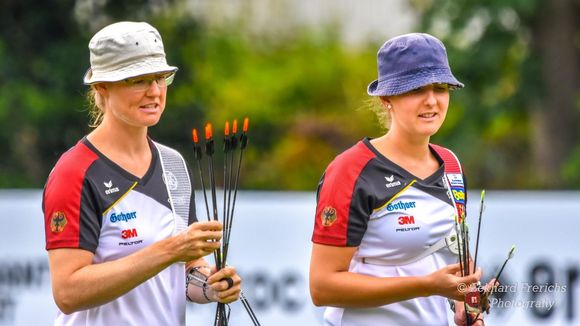  Foto: Eckhard Frerichs / Ständig auf Achse im Zeichen des Bogensports: Lisa Unruh (links) und Elena Richter. 
