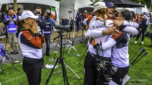  Foto: Eckhard Frerichs / Die deutschen Schützinnen jubeln, Trainerin Natalia Butuzova steht gerührt daneben. 
