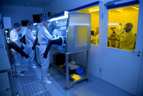 Arbeit an neuartiger Photovoltaik in einem Labor am Lichttechnischen Institut des KIT. (Foto: Sebastian Schulz, KIT)