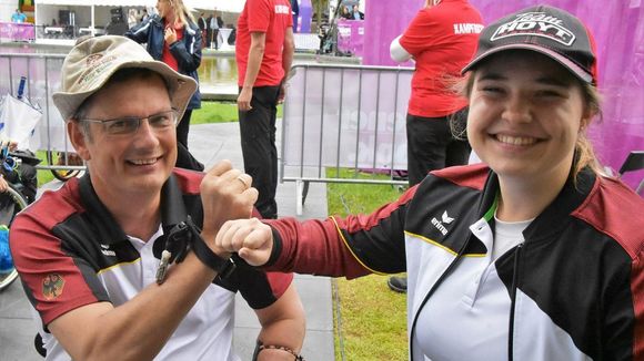  Foto: Eckhard Frerichs / Grinsen um die Wette: Uwe Herter und Selina Hahn. 