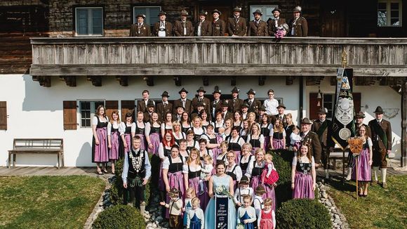  Bild: Lisa Haensch / Nicht nur am Schießstand eine Einheit, sondern auch in Vereinstracht: Der SV Gemütlichkeit Niederbergkirchen. 