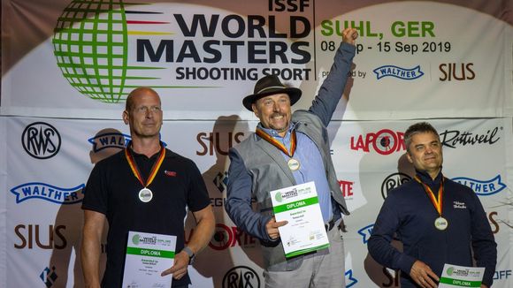  Foto: Jürgen Reber / Dreifachsieg für Deutschlands Pistolen-Männer mit v.l. Torsten Berlet, Thomas Aust und Viktor Deleske. 