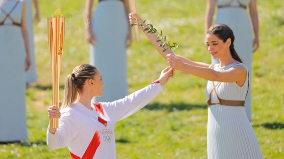  Foto: IOC/Greg Martin / Pistolenschützin Anna Korakaki begann als erste Frau der Geschichte den Fackellauf der Olympischen Spiele. 