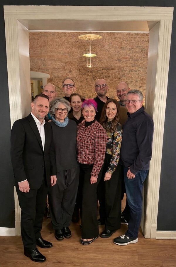 Grüßen von der Klausur (v.l.n.r.): Daniel Domdey, Dr. Johannes Ulbricht, Sonia Simmenauer, Götz Schneider-Rothhaar, Michaela Russ, Kim Sommer, Christian Gerlach, Verena Krämer, Johannes Everke, Christian Doll