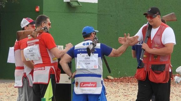  Foto: ISSF / Glückwunsch von der Konkurrenz! Tilo Schreier (ganz rechts) wird zu seiner starken Leistung beglückwünscht. 