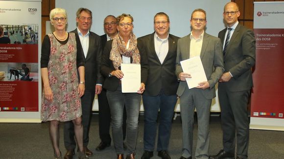  Foto: DSB / v. l.: TA-Studienleiterin Ute Jäger, Staatskanzlei NRW Bernhard Schwank, Vorstand der TA Peter Frese, Diplomtrainerin Katharina Bechtel, Koordinator des DSB Stefan Hoffmann, Diplomtrainer Marco Müller, Min-Direktor Tobias Wiemann BMI. 