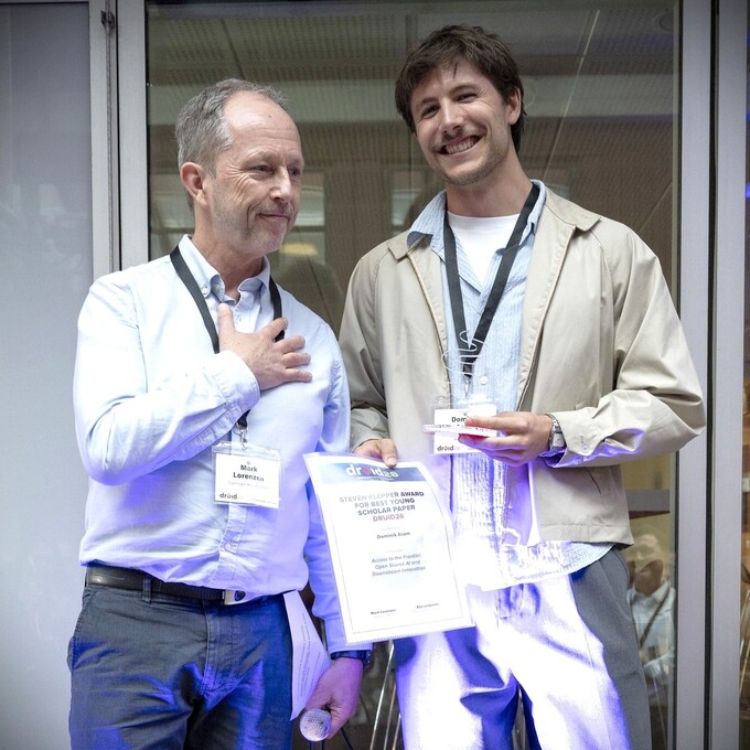Dominik Asam bei der Verleihung des “DRUID Best Young Scholar Paper Award” durch Prof. Mark Lorenzen von der Copenhagen Business School. Foto: © DRUID
