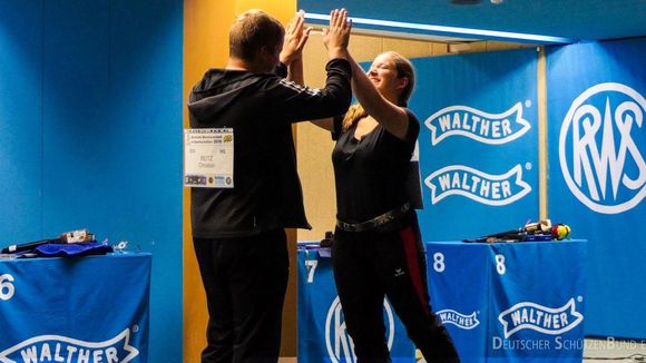  Foto: DSB / Olympiasieger Christian Reitz klatscht WM-Bronzemedaillengewinnerin Doreen Vennekamp im Mixed-Wettkampf ab. 