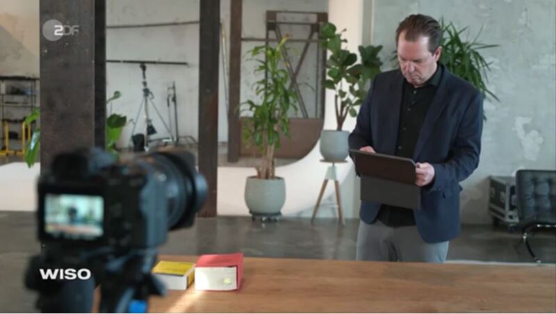 ZDF-WISO-Dreh mit Rechtsanwalt Michael Terhaag: Aufnahme in einem Studio mit Kamera und Gesetzesbüchern – Thema PayPal-Verkäuferschutz und AGB.
