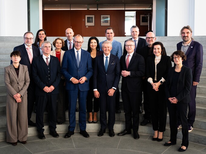Gruppenfoto des Strategiekreises für Technologie und Innovation des Bundeskanzlers