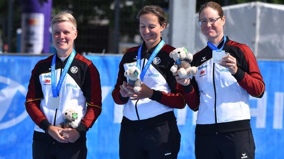  Foto: Eckhard Frerichs / Michelle Kroppen, Elena Richter und Lisa Unruh können sich auch über Silber freuen. 