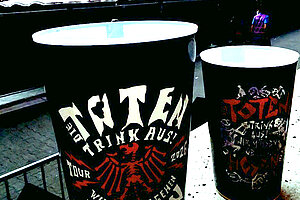 Bild zeigt zwei Original Trinkbecher der Toten Hosen in Düsseldorf im Stadion