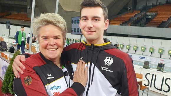  Foto: DSB / Bundestrainerin Barbara Georgi zeigt ihren Stolz auf Robin Walter. 