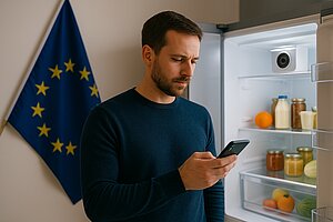 Mann steht vor einem offenen Kühlschrank mit Kamera im Türrahmen und blickt auf sein Smartphone, daneben eine EU-Flagge – Symbolbild für Datenerhebung und neue Pflichten durch den europäischen Data Act.