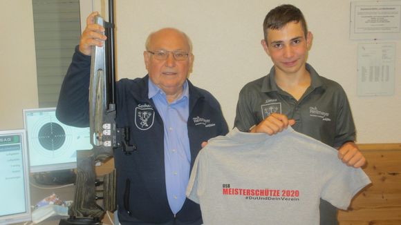  Foto: DSB / Machten auch mit beim Meisterschützen: Gerhard Furnier, DSB-Vizepräsident Sport, und sein Enkel Simon. 