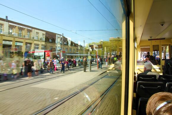 Blick aus einem Straßenbahn-Fenster