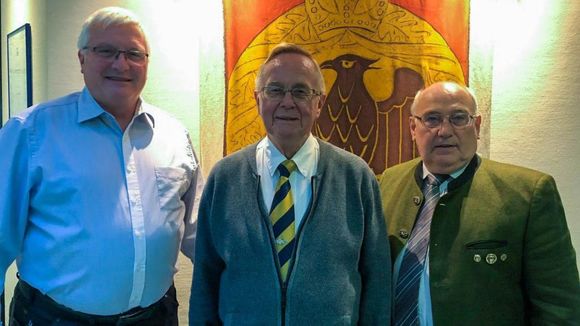  Foto: DSB / Klaus Lindau (Mitte) mit seinem Nachfolger Jörg Gras (links) und DSB-Vizepräsident Sport Gerhard Furnier. 